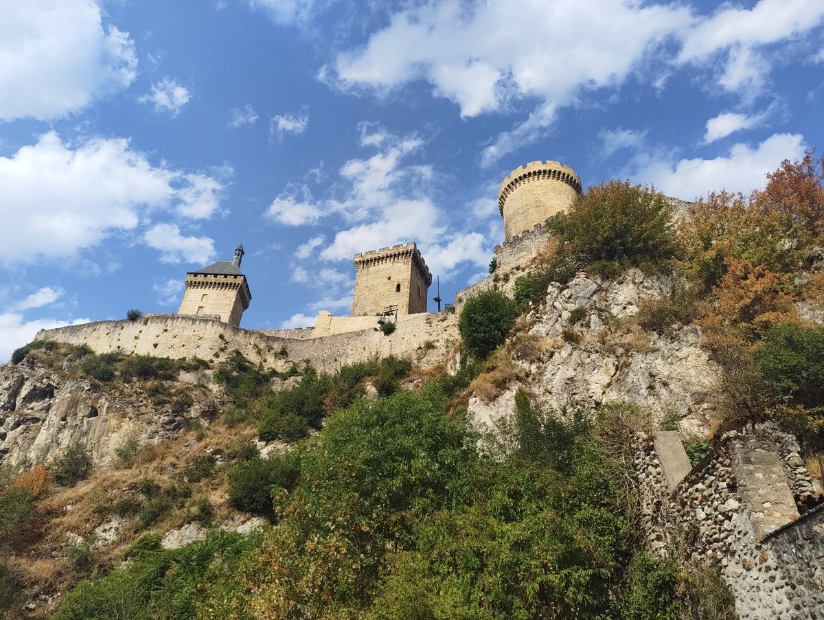 Vue pittoresque d'un village médiéval niché dans les montagnes d'Occitanie.