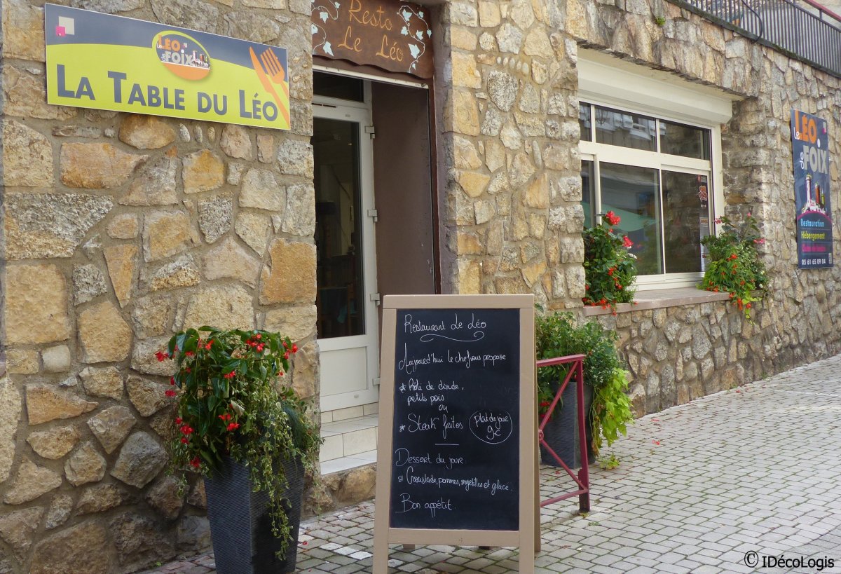 Intérieur chaleureux d'un café français avec sièges élégants et éclairage doux